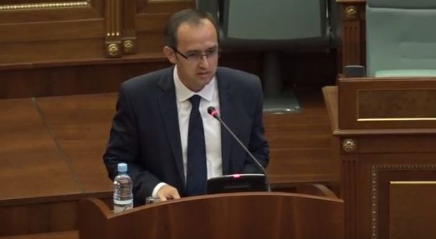 Hoti: Thaçi dëshiron të merret vesh me Vuçiqin, pa BE-në dhe Amerikën
