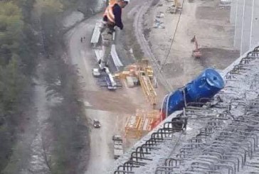Punëtori i ‘Bechtel Enkas’ mbeti i varur në vinç për dy orë