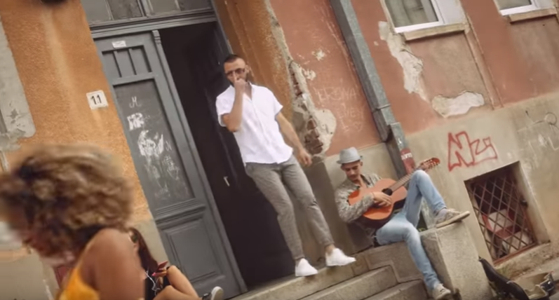 Majk e bënë verë n’dimen, vjen me Qikiten