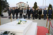 Haradinaj bën homazhe te varri i ish-presidentit Rugova