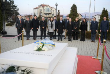 Haradinaj bën homazhe te varri i ish-presidentit Rugova