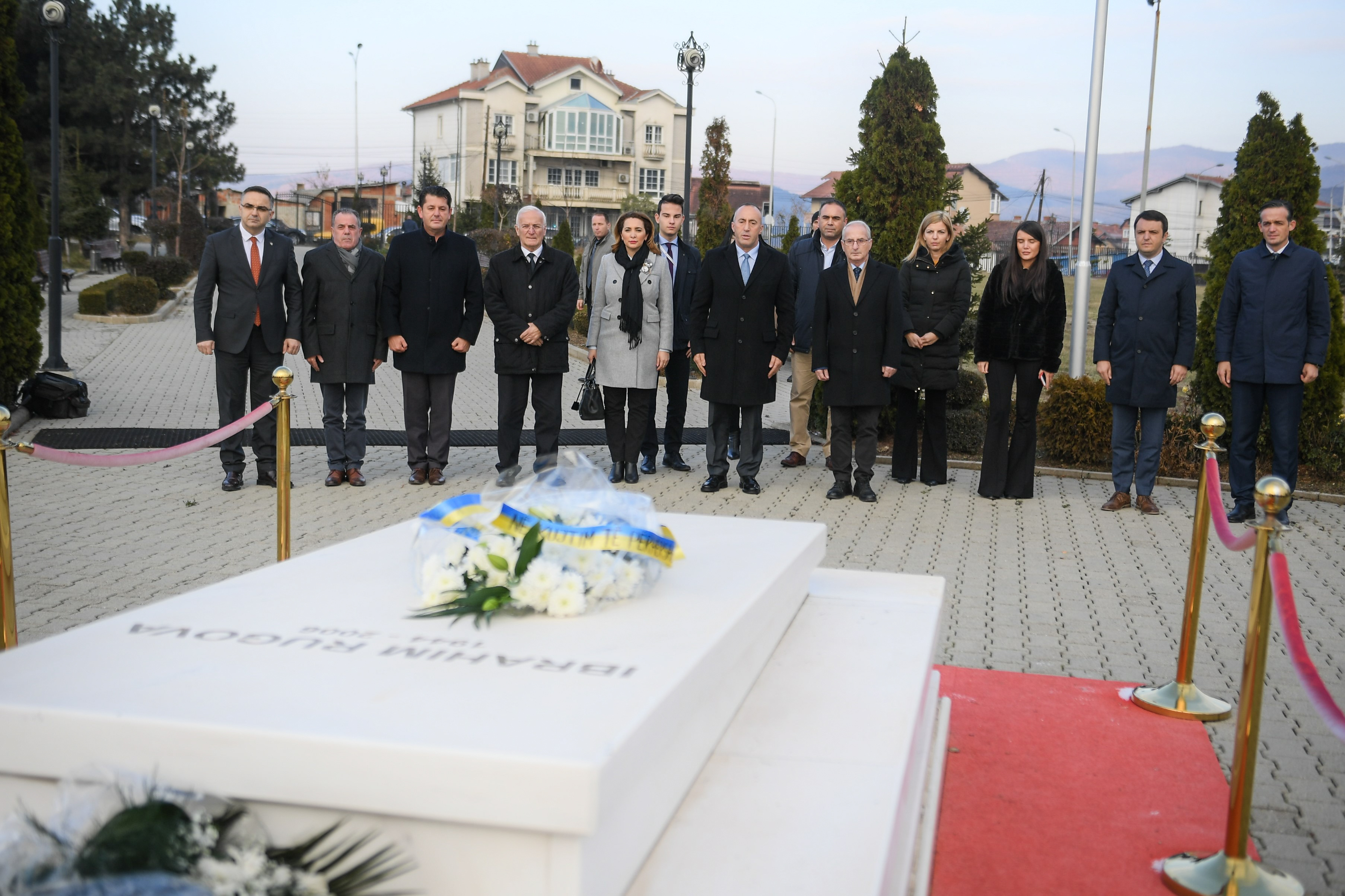 Haradinaj bën homazhe te varri i ish-presidentit Rugova