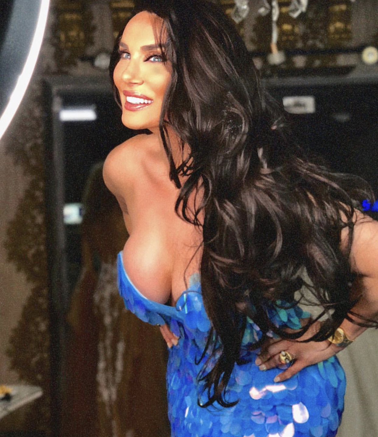 Alberija nuk ndalet ekspozon trupin sexi