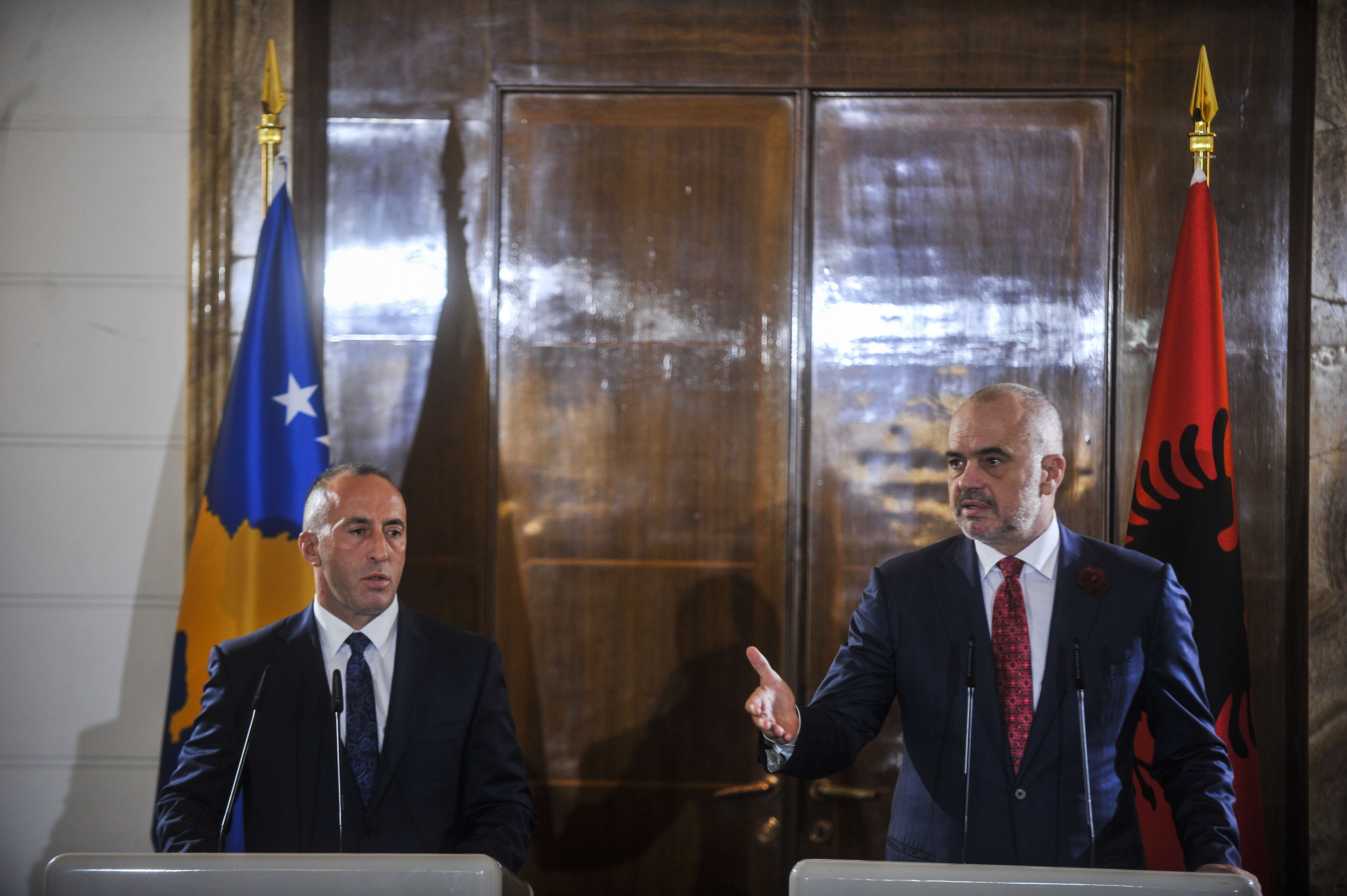 Edi Rama ‘Dridhë’ Serbinë me deklaratat nga Peja: Kosova dhe Shqipëria kanë një fëtyrë, atë Kuq e Zi