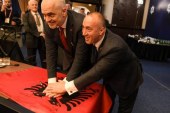 Kryeministrat e shqiponjave ‘betohen’ mbi flamurin kombëtar