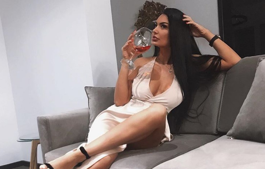 Zaimina Vasjari di si të tërheqë vëmendjen edhe e veshur