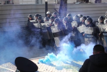 Protestë e dhunshme para Kuvendit, gjashtë policë të lënduar