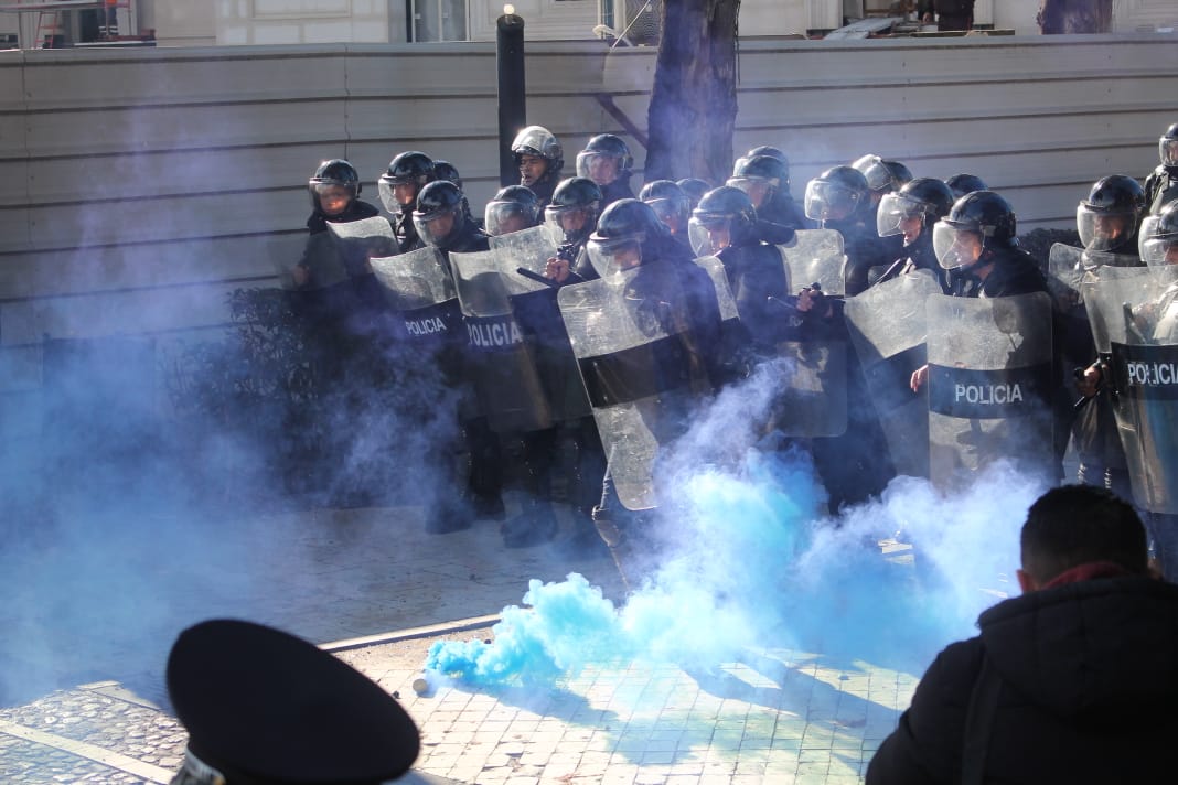 Protestë e dhunshme para Kuvendit, gjashtë policë të lënduar