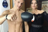 Pas fitores Robin Krasniqi relaksohet me të fejuaren e tij