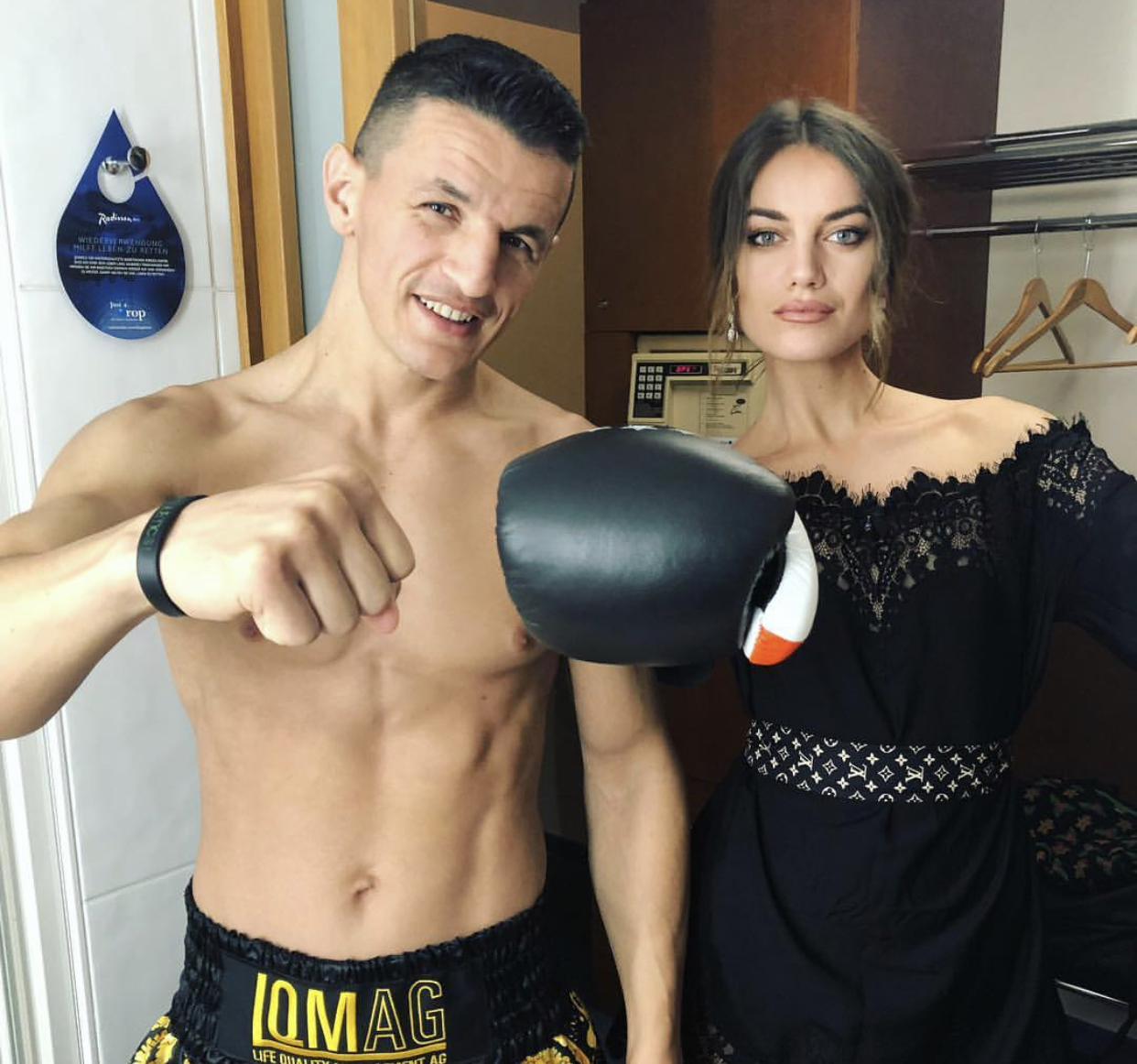 Pas fitores Robin Krasniqi relaksohet me të fejuaren e tij