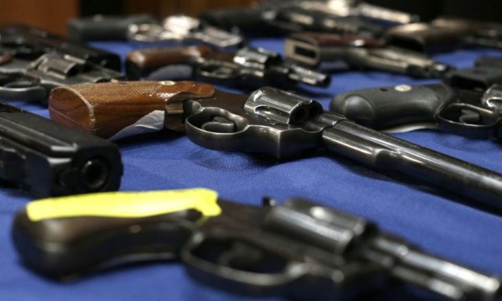 Ministria e Punëve të Brendshme merr vendim për legalizimin e armëve