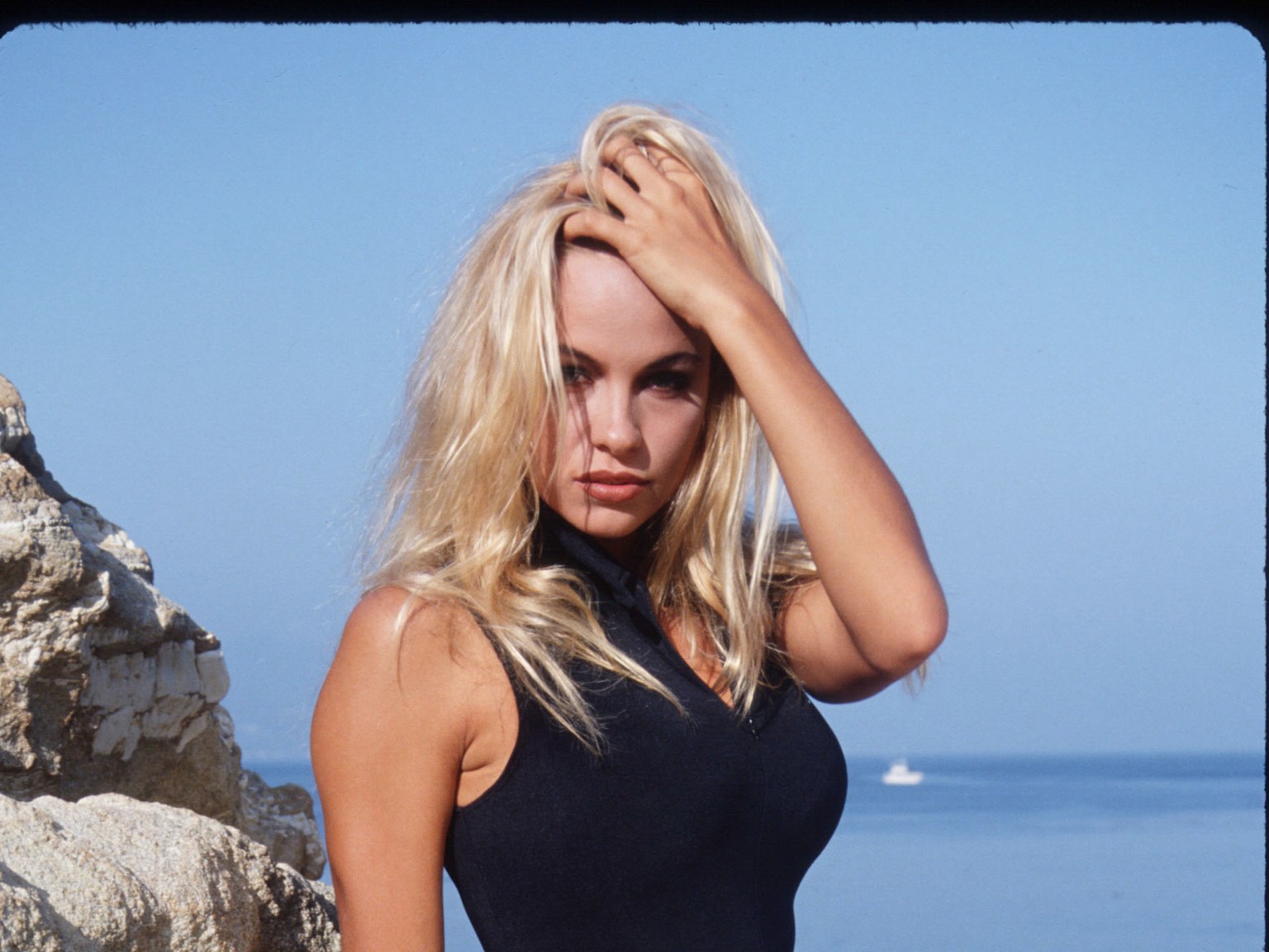 Pamela Anderson pozon sërish e zhveshur: Askush nuk është i ndershëm