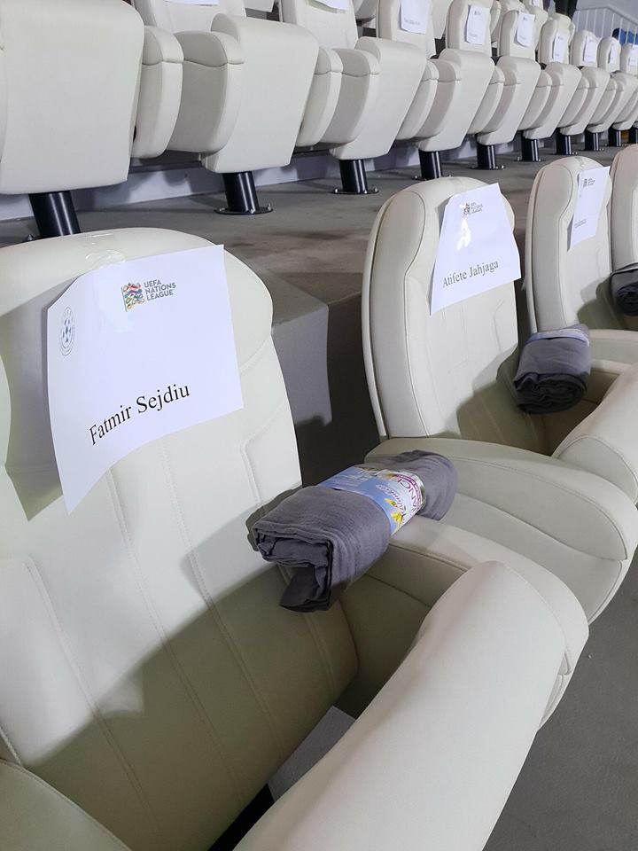 Kujdes i veçantë për politikanët sonte, batanije në ulëset VIP të “Fadil Vokrrit”