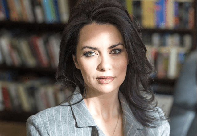 Deputetja e Partisë Demokratike ndryshon pamjen, tash duket edhe më ‘hot’
