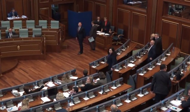 LDK lëshon sallën, seanca vazhdon