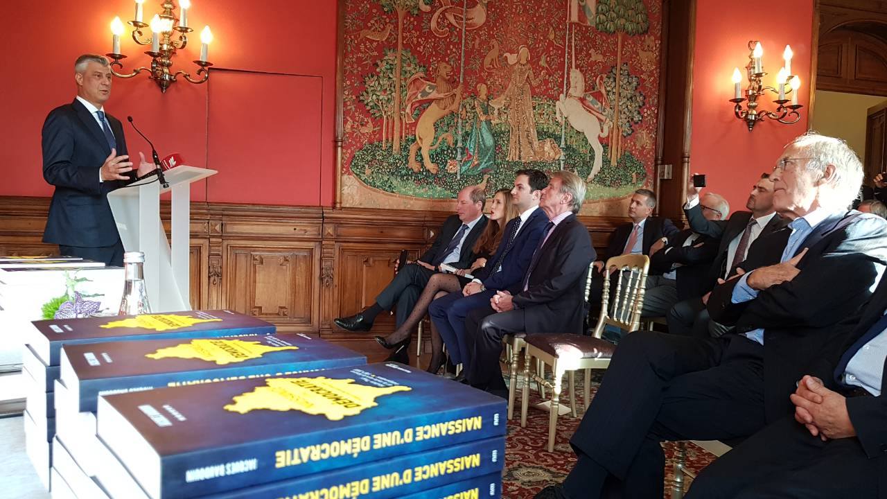 Francezët libër për Thaçin, e quajnë “më politikun ndër rebelet dhe me rebelin ndër politikët”