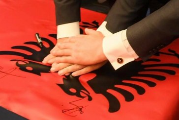 Edi Rama uron ditën e flamurit me bashkimin e duarve me kryeministrin Haradinaj
