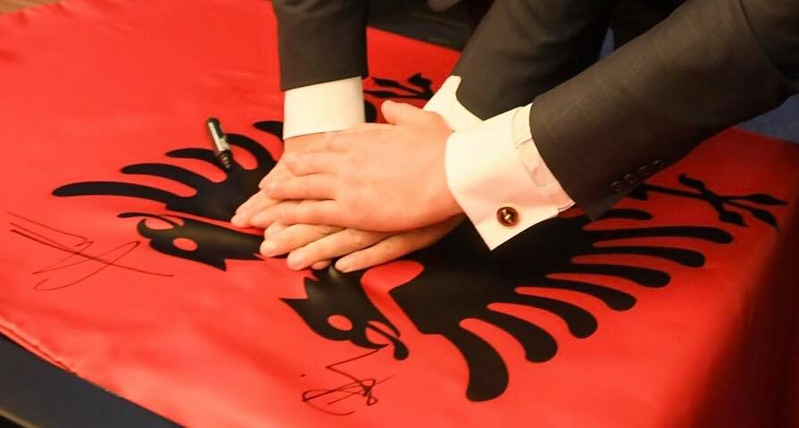 Edi Rama uron ditën e flamurit me bashkimin e duarve me kryeministrin Haradinaj
