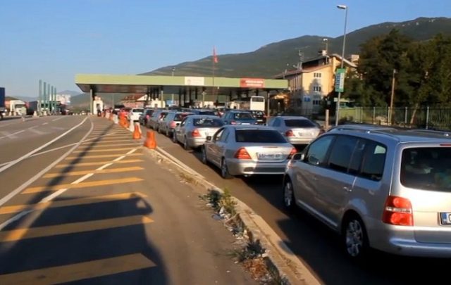 Moti i mirë sjell kosovarët në bregdetin shqiptar