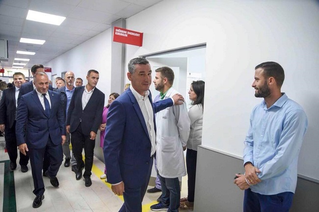 Kadri Veseli në QKUK, interesohet për shëndetin e të aksidentuarve në Mramor