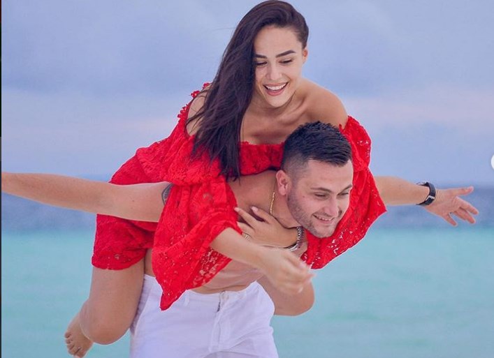 Xhensila publikon një foto joshëse, shikojeni se çfarë komenti i la Besi