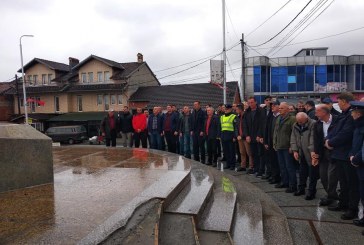 Agron Kuçi me bashkëpuntor, bënë homazhe për 28 nëntorin pranë shtatorës së Edmond Hoxhës