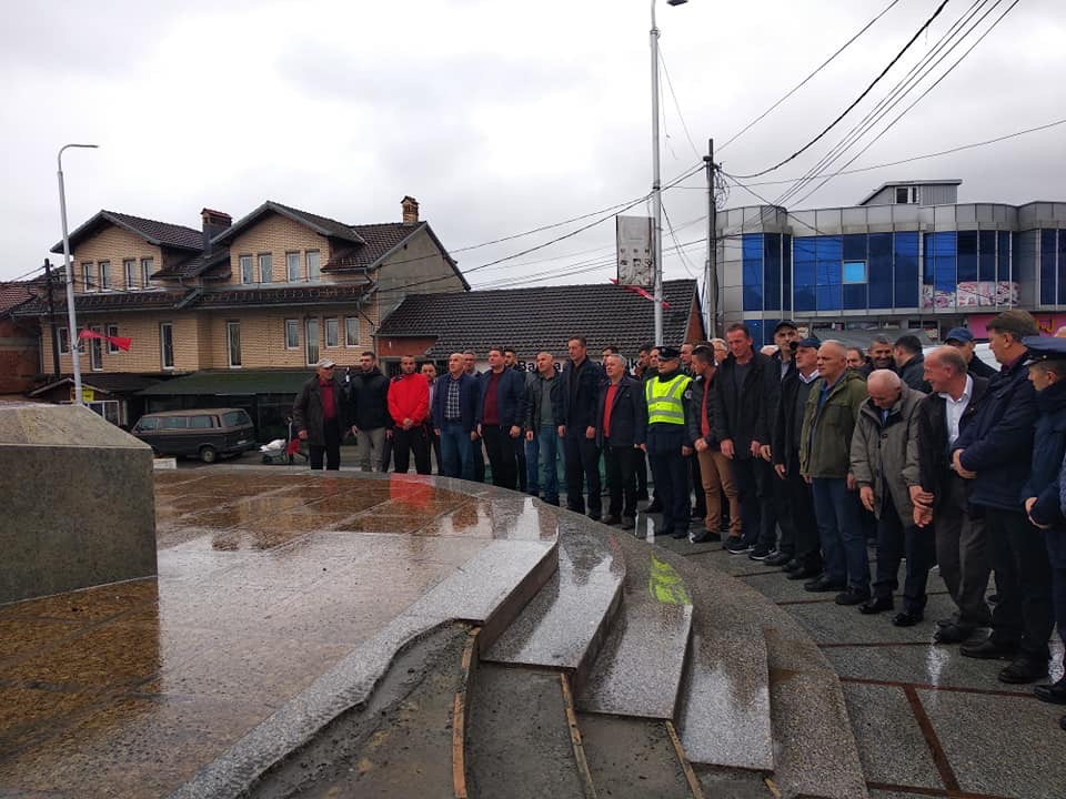 Agron Kuçi me bashkëpuntor, bënë homazhe për 28 nëntorin pranë shtatorës së Edmond Hoxhës