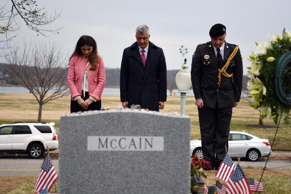 Thaçi bën nderime te varri i John McCainit