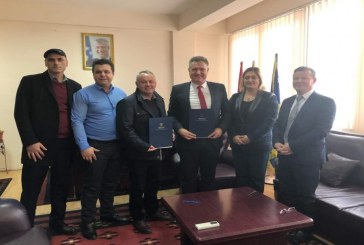 Koordinatori Hoti nënshkruan marrëveshje me kryetarin e Junikut, Agron Kuçin