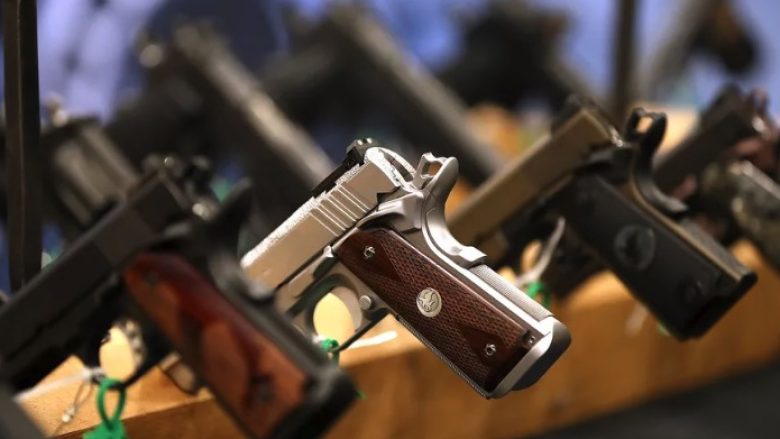 Interesim i vogël i qytetarëve për legalizimin e armëve pa leje