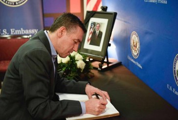 Veseli në Ambasadën Amerikane, nënshkruhet në librin e zisë për George W.H. Bush