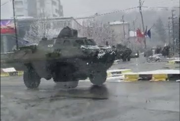Autoblindat e rënda të KFOR-it nga Deçani, ia mësyjnë veriut