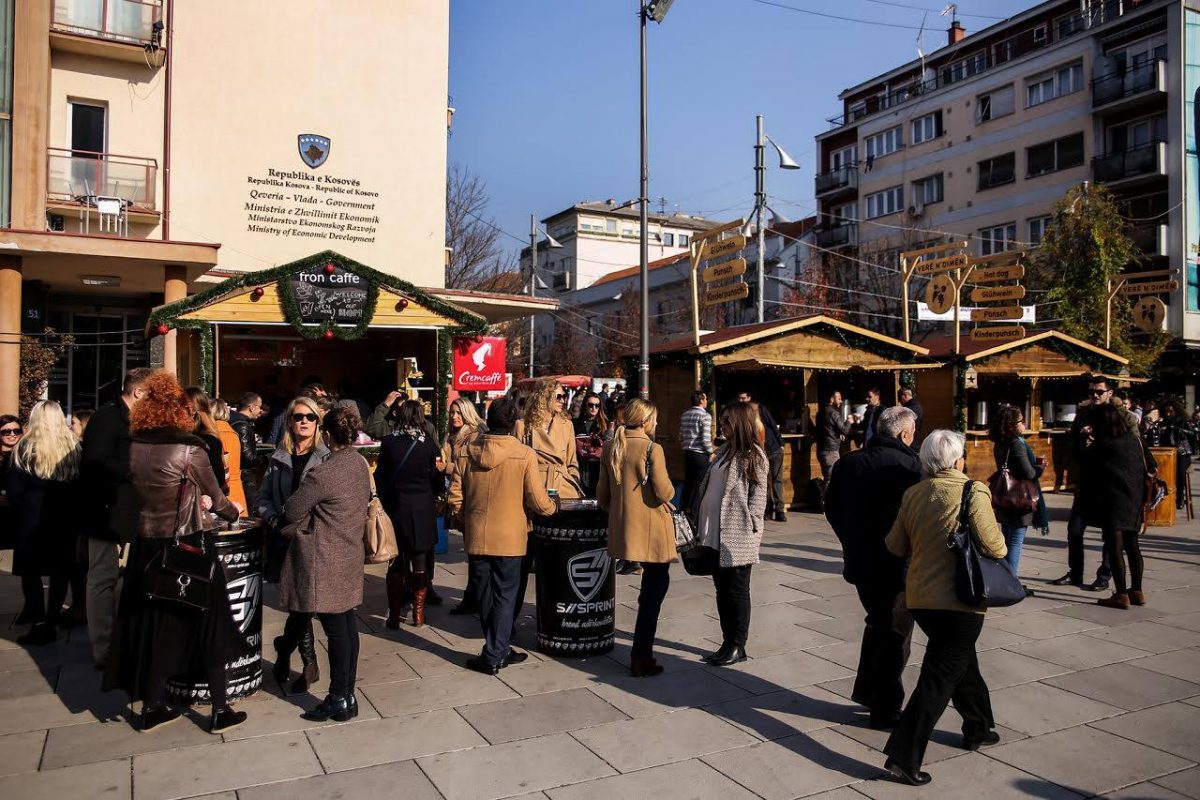 Bizneset ankohen për ndarjen e shtëpizave në sheshin “Zahir Pajaziti”