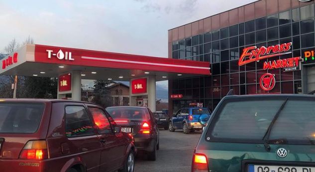 Edhe një pompë në Pejë e zbret litrin e naftës nën 1 euro – kolonë veturash