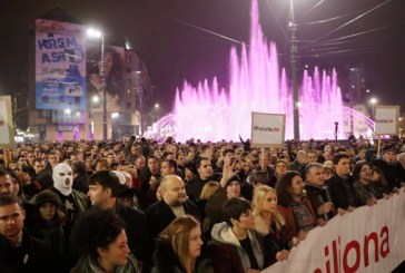 Protestë e madhe në Beograd kundër Vuçiqit, mijëra protestues në rrugë