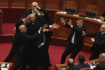 Edi Rama sulmohet në Kuvend