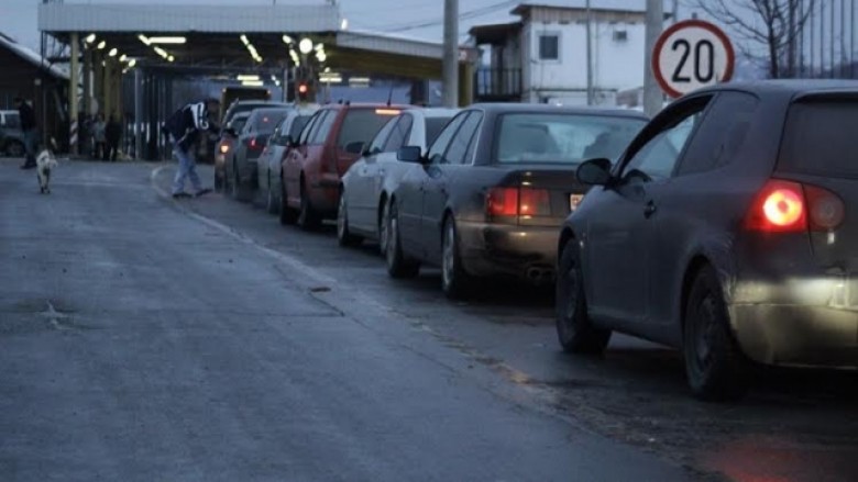 Fundi i vitit sjell fluks të mërgimtarëve, rikthehen kolonat në pikat kufitare