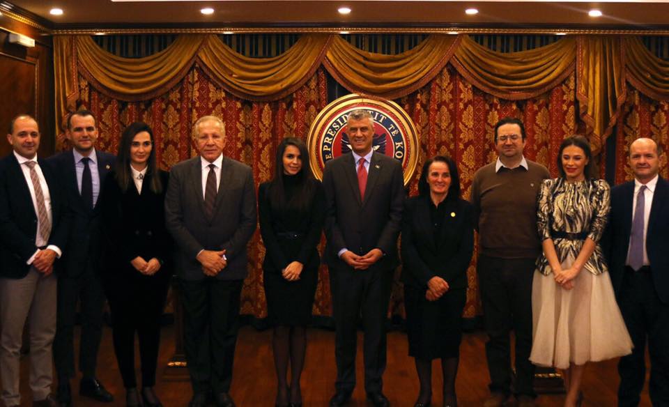 Thaçi viziton familjen e Rugovës, bën thirrje për unitet të brendshëm