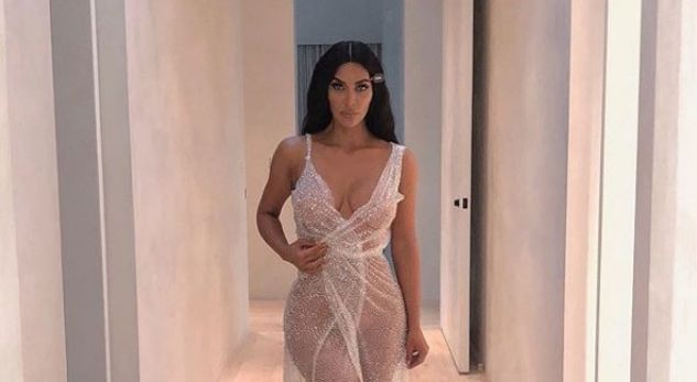 Ky është fustani më i zhveshur i Kim Kardashian