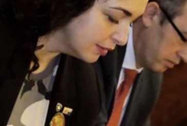 Vjosa Osmani me  veshje ushtarake voton për Ushtrinë e Kosovës
