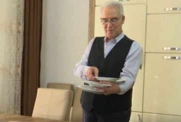 Ferizajasi që i shërbeu Titos, Rugovës e Thaçit, fitoi vendin e parë si kamarier në vitin 1974