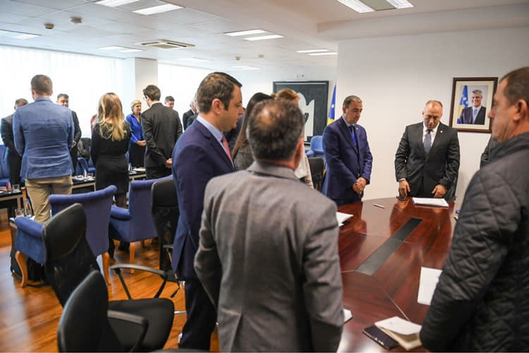Kryeministri Haradinaj nis ditën me një minutë heshtje për George H. W. Bush