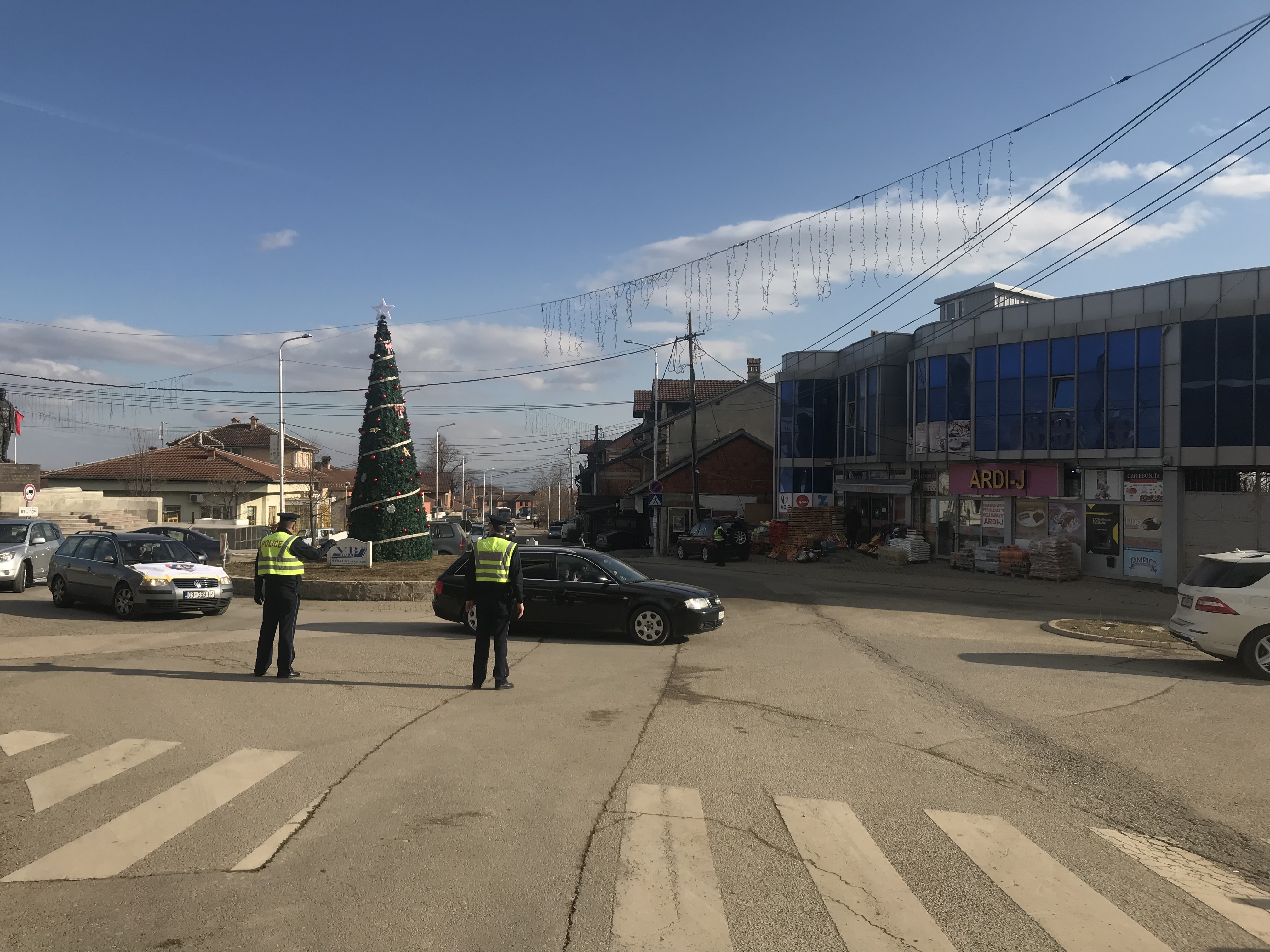 Interesim i madh i qytetarëve për të marr pjesë në varrimin e policit Izet Demaj në Koshare