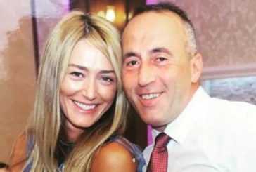 Në shtëpinë e kryeministrit Haradinaj, Anita tregon se si e kanë dekoruar për festat e fundvitit