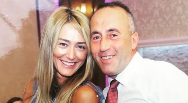 Në shtëpinë e kryeministrit Haradinaj, Anita tregon se si e kanë dekoruar për festat e fundvitit