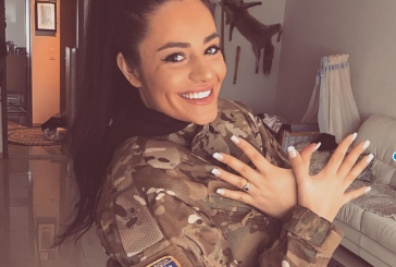 Fotoja e kosovares me uniformë ushtarake që po bën bujë në Zvicër