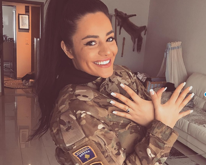 Fotoja e kosovares me uniformë ushtarake që po bën bujë në Zvicër