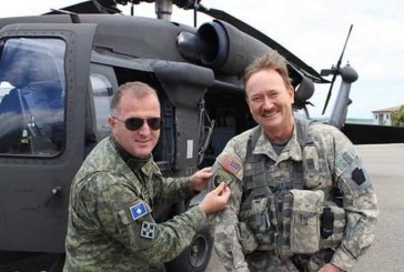 MADHËSHTORE/ Ushtari i Kosovës i dhuron logon e FSK-së kolegut amerikan