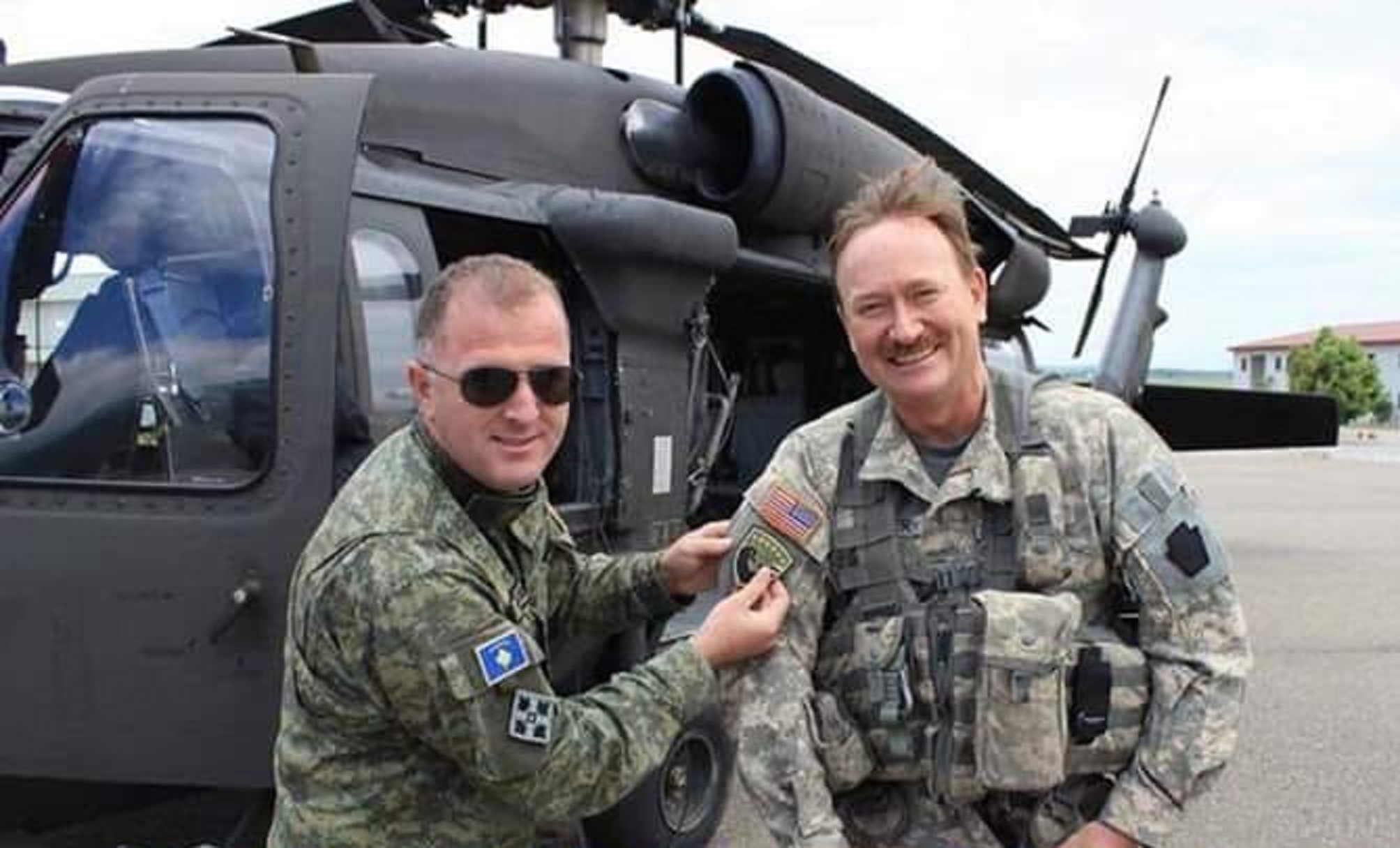 MADHËSHTORE/ Ushtari i Kosovës i dhuron logon e FSK-së kolegut amerikan