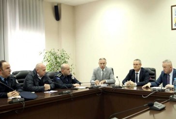 Pas plaçkitjeve të fundit, Qalaj thërret në takim komandantët e stacioneve policore